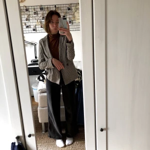 Kavaj / Blazer från H&M - Jättefin kavaj/blazer från H&M, använd fåtal gånger 🦋Den är lite tunnare i materialet! (pris går att diskutera)