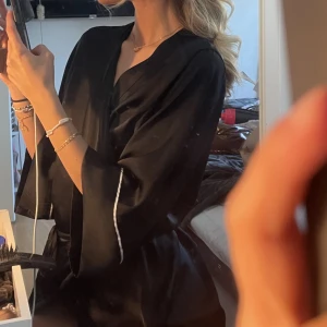 Silkesmorgonrock - Så fin morgonrock i silke, perfekt skick 