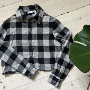 Croppad flanellskjorta - Helt ny croppad flanellskjorta från Weekday. Bomull ❤️❤️Alla taggar kvar 