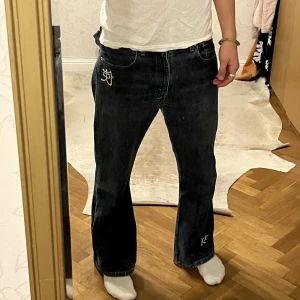 Feta Levis Jeans - Snygga levis jeans. Modellen heter 532 04. Jeansen är använda men i bra skick. Storlek W32 L34 men de är inte så långa som man kan tro. 