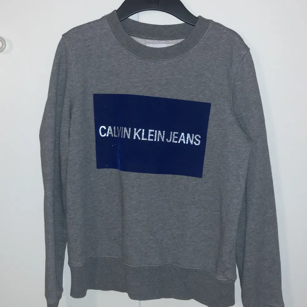 Calvin Klein jeans tröja, använd några gånger. Den är väldigt fin och mjuk inuti. Passar till allt.. Tröjor & Koftor.