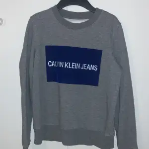 Calvin Klein jeans tröja, använd några gånger. Den är väldigt fin och mjuk inuti. Passar till allt.