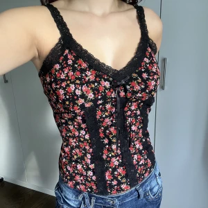 Blommigt linne - Blommigt linne med spetsband 💕🖤