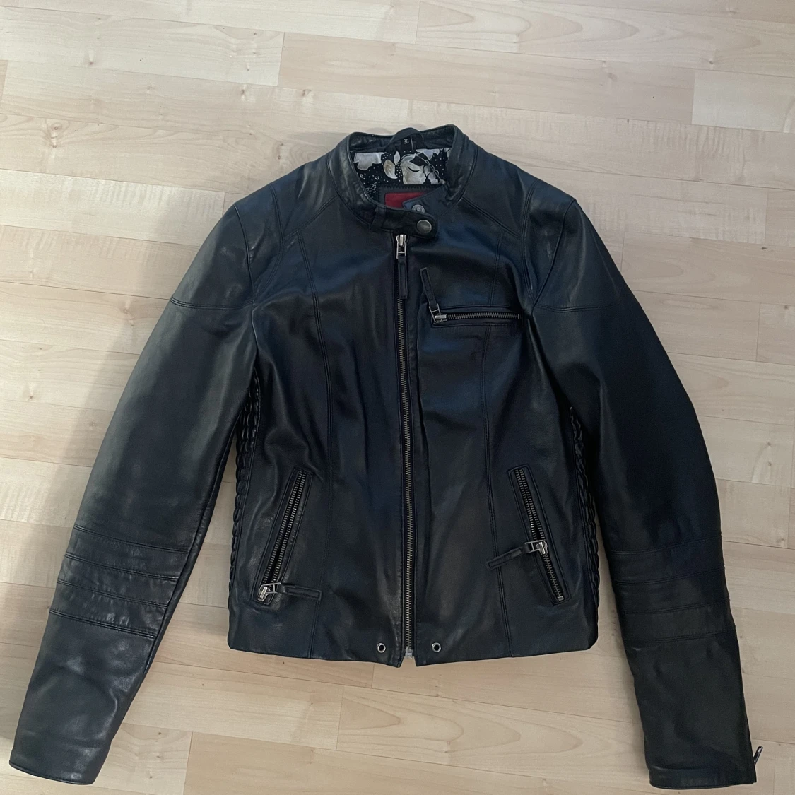 Svart läderjacka  - 90