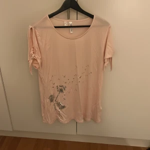 Tröja - Tröja med knyt armar. Inte så använd bra skick