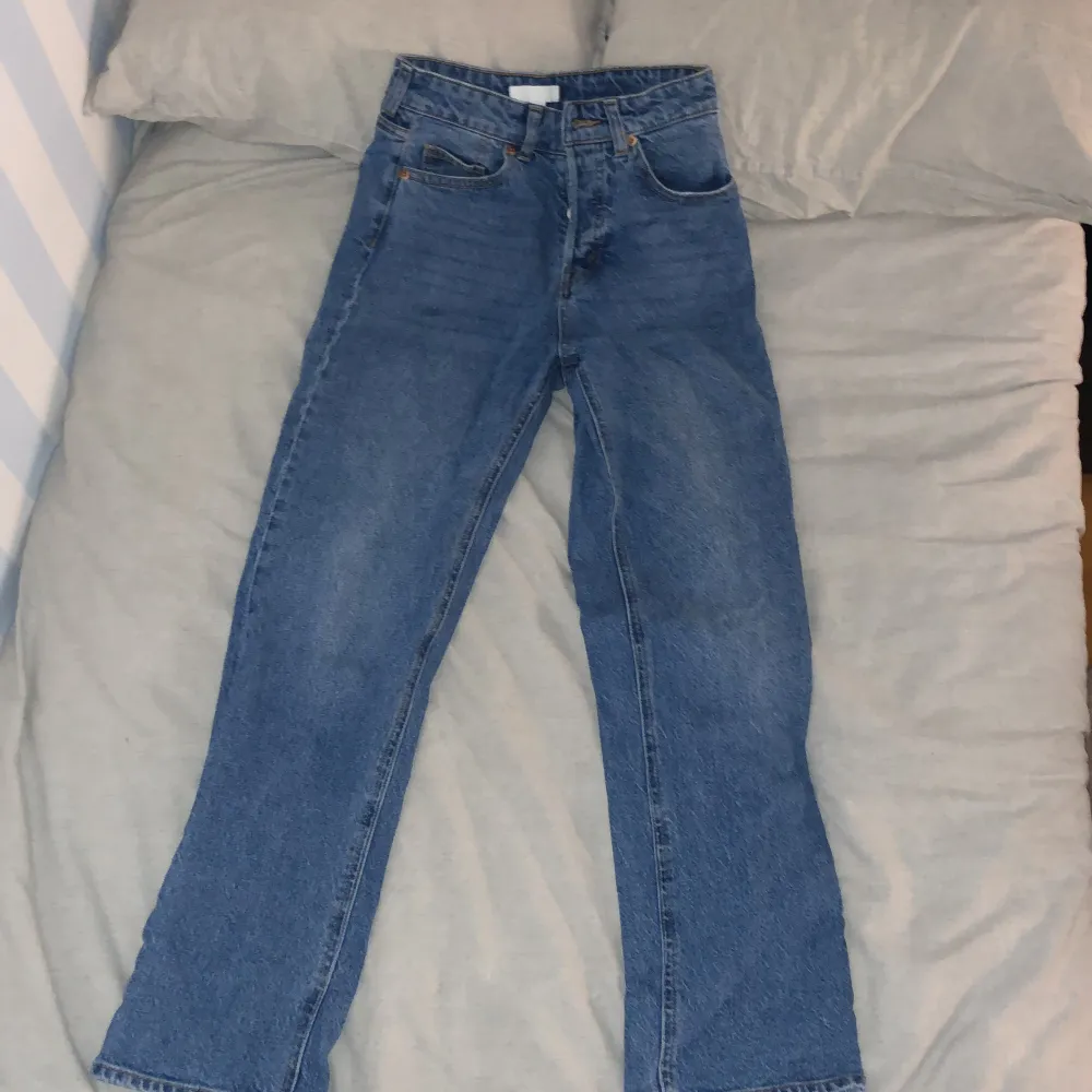 Jeans, hög midjade, raka jeans, jag har använt de 1 gång. De är rena och hållbara.. Jeans & Byxor.