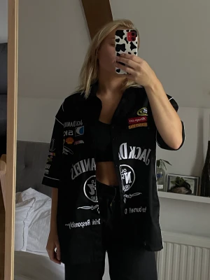 Jack daniels skjorta - Insydd i armarna för bättre fit, inget som syns!! 