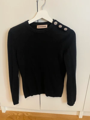 Tröja i 100% kashmir från Custommade i strl S - Så otroligt skön och fin tröja med knappdetaljer på vänster axel från Custommade inköpt på Jackie hösten 2021. Tröjan är använd ett fåtal gånger och är i gott skick. Nypris var 2500:-