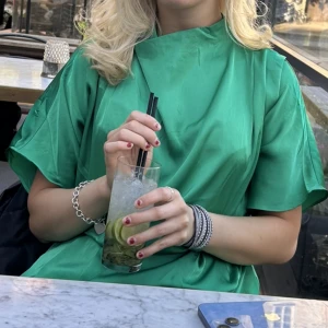 Grön blus - En så fin grön blus från HM! Storlek medium, men kan nog även passs större och mindre! Kom med prisförslag!