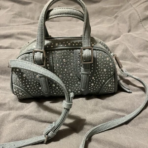 väska - Super fin väska från Zara!! Avänd ca 3 gånger så är som ny🙌🏼