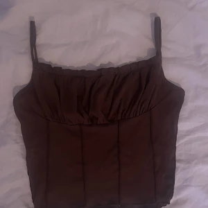 Brun topp🤎 - En super gullig brun topp med helt ok material från SHEIN tror jag🫶🏼
