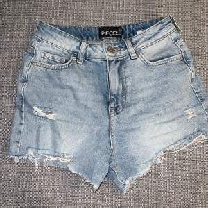 Superfina jeans shorst från vero Moda i storlek xs. Använda kanke 1-2 gånger och säljer för att de är för små för mig💕