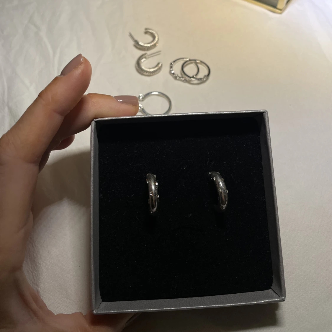 Silver örhängen med stenar