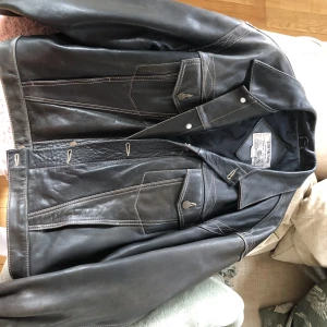 Svart Chevignon jacka - Klassisk svart Chevignon jacka i (original) från början på 90-talet.. Bra skick i st X-large