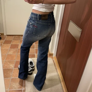 Lågmidjade Kriza jeans - Super fina!  Midjemått 35x35=70cm Inner bens längd : 77 cm 