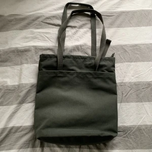 väska - Rymlig väska från ikea, perfekt till skolan👐 Använd men är i bra skick🤗går även att använda som ryggsäck, finns ett stort ytterfack samt tre inre🙌🍁