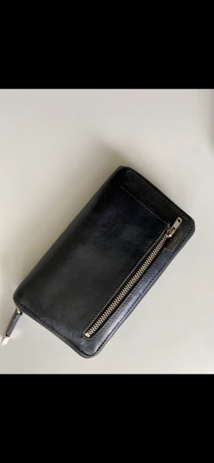 Plånbok med många fack/skinn  - Fin plånbok  Svart  Många fack  Fint skick!!! 🤩☀️🤗 Köparen betalar portot 