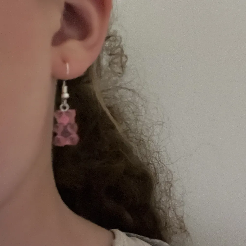 Fint shick rosa och är inte jätte tyngga för öronen ❤️. Accessoarer.