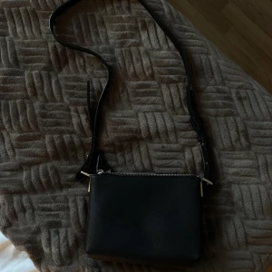 Väska - Väska i äkta skinn, nypris 800kr. Använd men bra skick! Många fickor och perfekt till kappan i höst 🤎