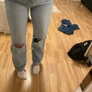 Jätte fina blåa jeans ifrån Gina med hål, använt förut men inte längre, dock inget som har gått sönder eller så, de är i storlek 34 men skulle säga att de mer är i 36. 