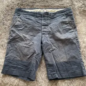 Marinblå chinos shorts från Jack&Jones i storlek M. Lite solblekta, annars bra skick!