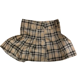 Trendig kjol - Tendig kort kjol från Zara! Tveka inte att skriva för fler frågor🫶🏾