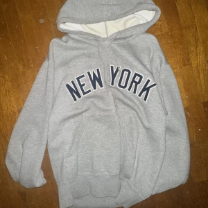 Intresse koll! Vintage new york hoodie - Fin vintage Hoodie   Detta är en intressekoll!!  Om ni köper för priser får ni icke pengarna tillbaka 