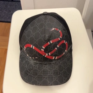 Gucci keps  - Hyfsat bra skick inte använd så mycket. Man får med alla detaljer,  så som Gucci påse box osv. Pris kan diskuteras privat också. Storlek M med passar S och L också 