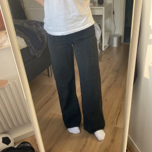 Jeans  - Ett par vida jeans från Junkyard i storlek 25, säljer för att de har blivit för små