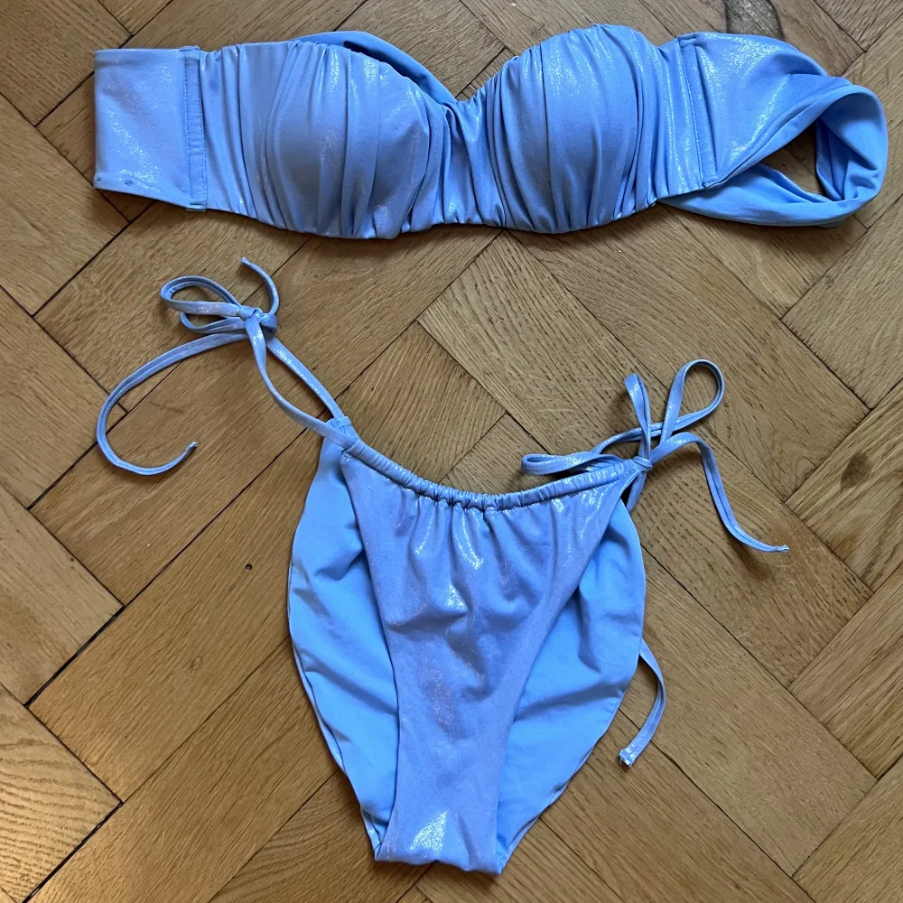 Teenzis bandeu bikini. Omg pris ca 5-600kr. Aldrig använd pga fel strl, halv brazilian trosa på ett ungefär. Passar ca 70-75 B/C kupa, man knyter baktill. Underdel ca S/M.. Övrigt.