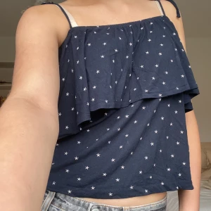 Mörkblått linne💙 - Superfint linne från Holebrook som inte används🫶Man kan ändra längden på banden💙 Nypris 500kr 