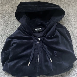 Juicy huddie  - Säljer min mörkblå juicy huddie som tyvärr inte kommer till användning längre!🩵