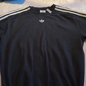 Adidas sweatshirt  - Sweatshirt i storlek M från adidas som är i bra skick! 