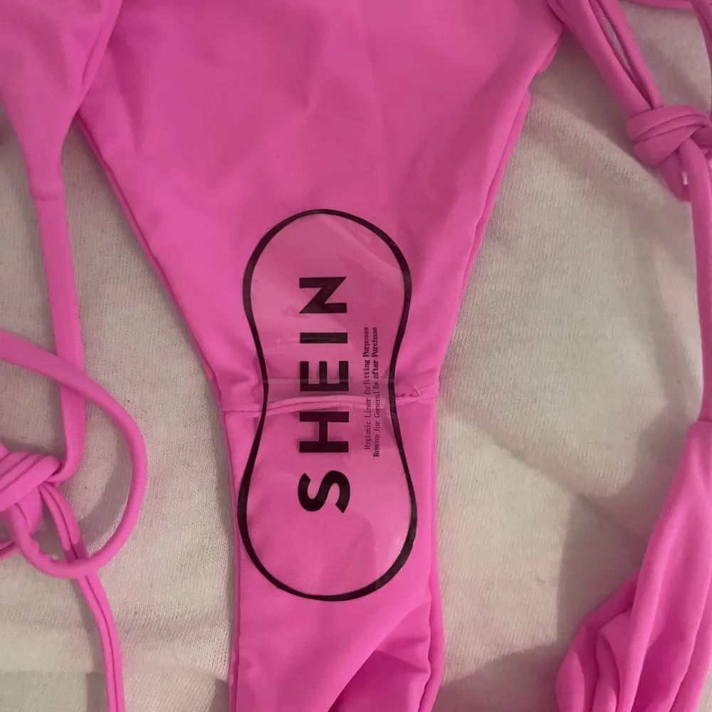 Säljer en rosa bikin från Shein i strl M. Aldrig använd bara testat överdelen  och sanitetskyddet är fortfarande kvar på trosan. Köpt för 109kr säljer för 35kr. Säljer för att överdelen är för liten🫶🏻. Övrigt.
