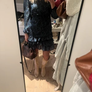 Volang klänning  - Snygg volang klänning från Zalando, helt oanvänd och i nyskick. Passar s/m🌸