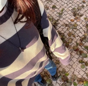 Brandy Melville tröja  - Säljer denna stickade tröjan från Brandy Melville då den inte är min stil längre. I bra skick. Bilderna är lånade:)