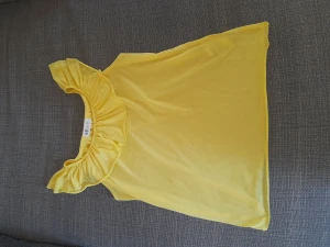 Gul topp!  - En gul topp från H&M, använd ett fåtal gånger!