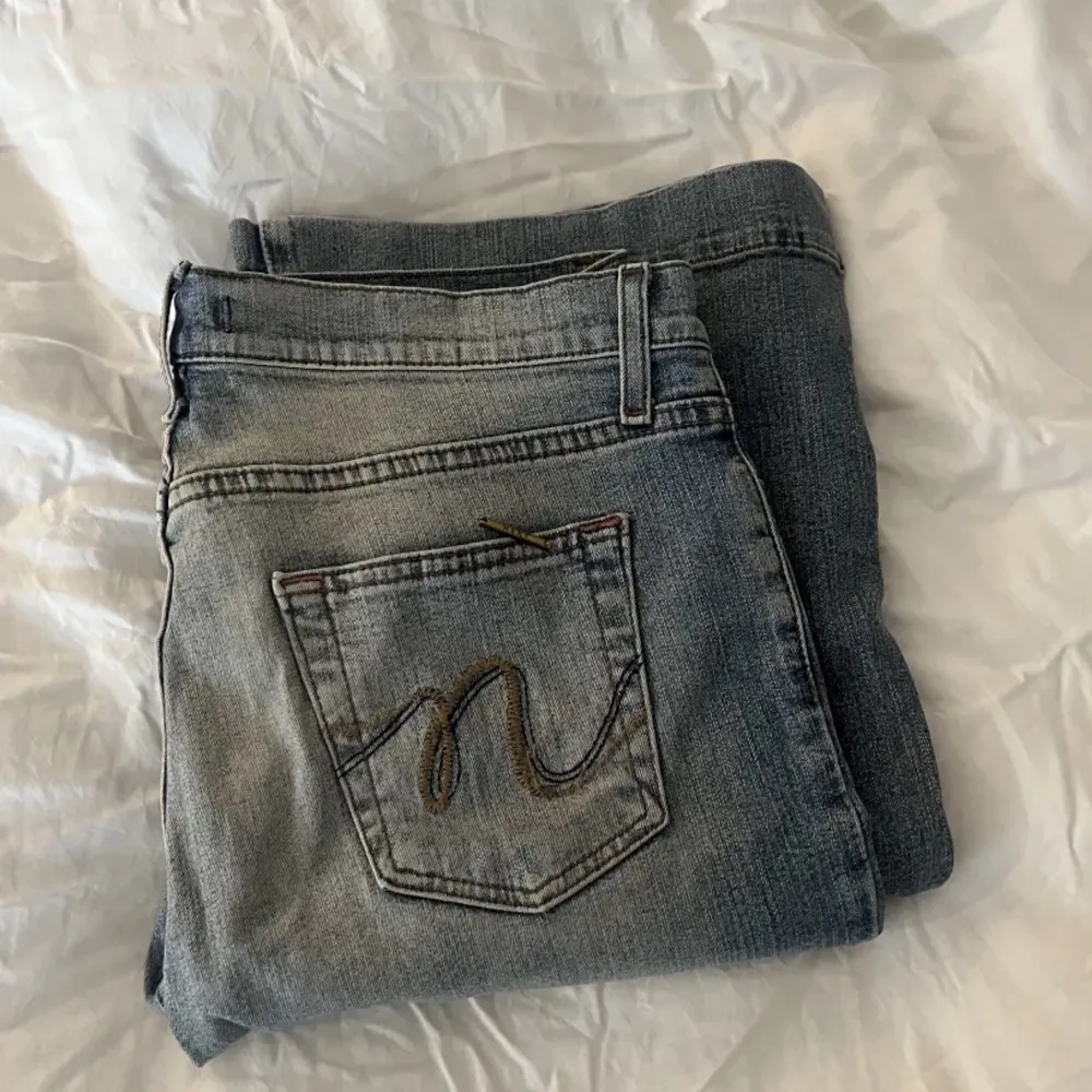 Super snygga lågmidjade jeans som tyvärr är för stora för mig, jeansen är köpta här på Plick och bilderna är lånade från tidigare ägare som är 169cm💗💗Jag är också öppen för byten mot liknande jeans (midjemått: 82cm) (skriv för fler bilder). Jeans & Byxor.