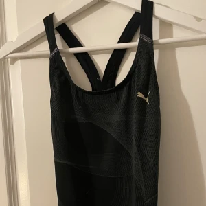 Svart Puma baddräkt  - Aldrig använd såklart! Super fin svart baddräkt med guldiga och vita detaljer. 