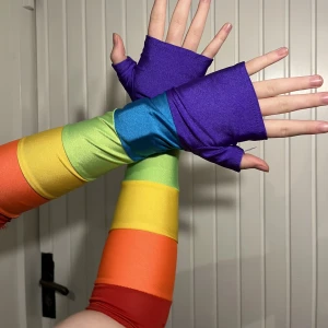 pride armvärmare - ett par pride armvärmare i polyester 🏳️‍🌈 lite stretchiga men inte mycket, jag får på mig dem så om du har liknande storlek på armar så passar dessa perfekt! sömmarna har gått upp litegrann på ena armen, syns på bild 3. storlek står inte, men typ XS/S