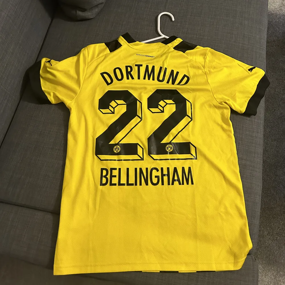 En sparsamt använd fotbollsjersey med Jude Bellingham på ryggen. Det är en TB tröja då han spelade för Dortmund, vilket är väldigt svårt att få tag på just nu. Storlek M men passar även som S.. T-shirts.