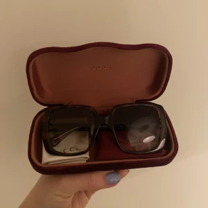 Gucci solglasögon  - Så sjukt snygga solglasögon från gucci, helt äkta och jag ska ha kvittot kvar någonstans🥰 bara använda fåtalet gånger pch dustbag samt putsduk medföljer 
