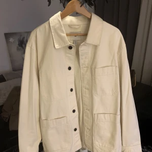 Overshirt H&M - Overshirt från H&M i nyskick. Färg i välidgt ljus beige. Nypris 600kr