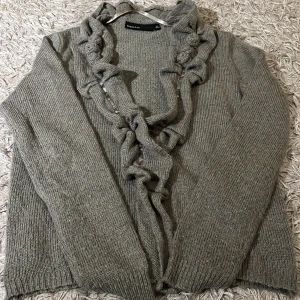 Stikad kofta  - En jättefin stikad kofta från Kappahl i ett jättefint skick 