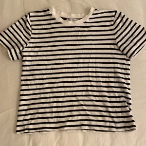 Zara t-shirt  - Fin randig Zara tröja. Inte riktigt min stil längre. 