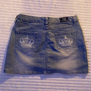 Victoria Beckham jeanskjol 🤍 - ☆ Vacker Victoria Beckham denim kjol~ ☆ Nyskick, alla rhinestones är kvar! Enbart provad. ☆ Storlek 38. Midjemått: 42cm. ☆ Kolla gärna in min profil för fler plagg och mycket y2k!