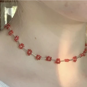 Halsband  - Halsband med små pärlblommor. Kan göra i andra färger och mönster om någon är intresserad. Pris kan diskuteras. Frakt tillkommer på 18 kr 🌹
