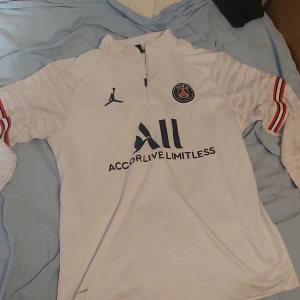 Psg tröja vit strl L - Herr L, passar även M  Lite slitna tryck som man ser på bilderna men tyget är i väldigt bra skick 