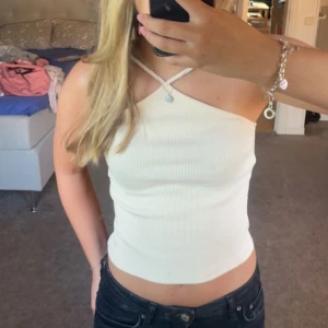 Topp - Säljer denna beiga topp från Bikbok💗