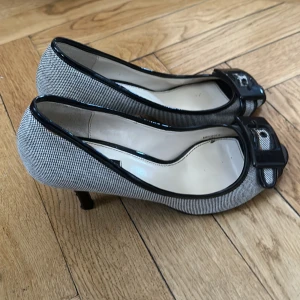 Klackar  - Super fina, nästintill aldrig använda! Från zara i stocken 38 men skulle säga att dom passar 37 också 🌼